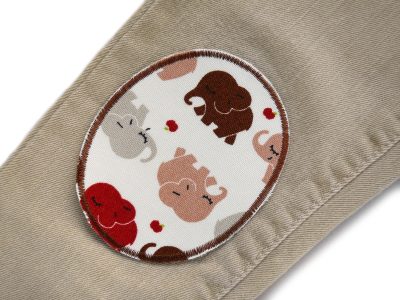 Elefanten-Bügelflicken auf Kinderhose aufgebügelt, heller Baumwollcanvas 8 x 10 cm mit bunten Elefanten in Braun und Grau, Knieflicken Kinderhosen reparieren Piratenbande Berlin