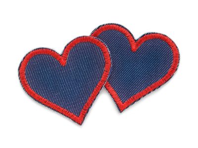Herz Patches zum aufbügeln aus blauem Jeansstoff mit roter Garnumrandung – 2 herzförmige Bügelflicken 5,5 x 5 cm, Herz-Hosenflicken handmade Berlin