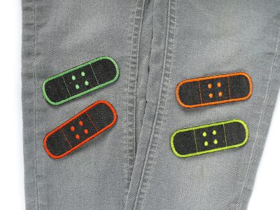 Neon Jeans Trostpflaster auf Kinderhose oder Jeans aufgebügelt, schwarzer Jeansstoff 8,5 x 3 cm mit Neongelb Neonorange Neongrün Neonrot Umrandung, Hosenpflaster handmade Berlin Piratenbande