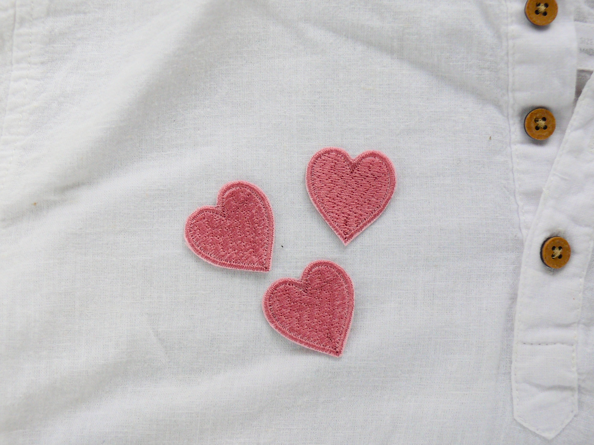 Mini Herz Patch altrosa 3 x 3 cm auf Shirt aufgebügelt, Herz Mini-Aufnäher Deko handmade Berlin Piratenbande