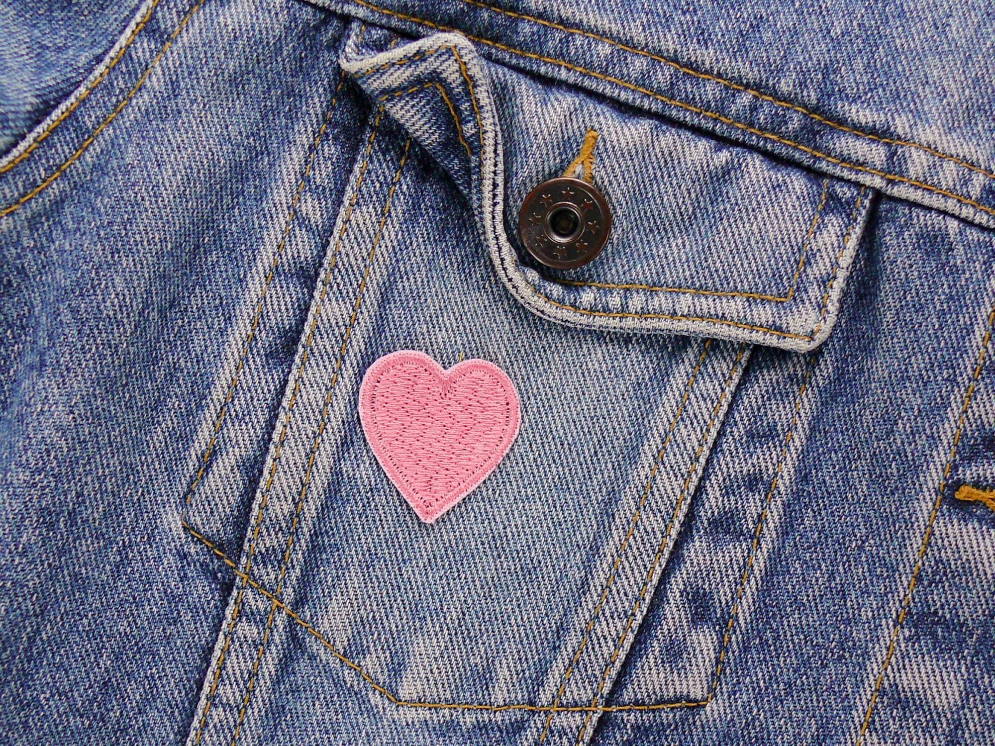 Mini Herz Patch altrosa 3 x 3 cm aus altrosa Baumwollstoff auf Jeansjacke aufgebügelt, gesticktes Herzchen Bügelflicken handmade Berlin