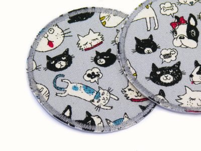 Nahaufnahme Hosenflicken Hunde und Katzen aus hellgrauem Baumwollcanvas mit buntem Tier-Allover-Muster, Ø 7 cm, Bügelflicken Kinderhosen handmade Berlin