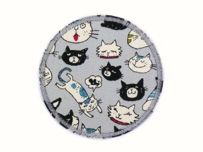 Hosenflicken Hunde und Katzen aus hellgrauem Baumwollcanvas mit buntem Tier-Allover-Muster, Ø 7 cm, runder Bügelflicken für Kinderhosen zum Aufbügeln handmade Berlin