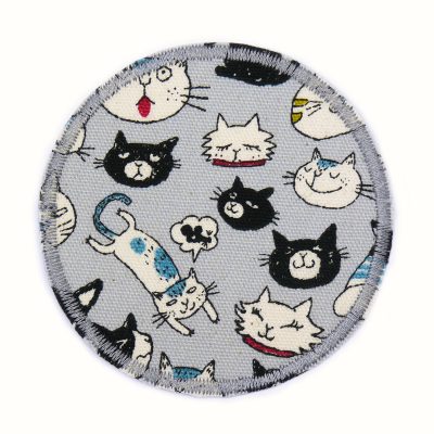 Hosenflicken Hunde und Katzen aus hellgrauem Baumwollcanvas mit buntem Tier-Allover-Muster, Ø 7 cm, runder Bügelflicken für Kinderhosen zum Aufbügeln handmade Berlin
