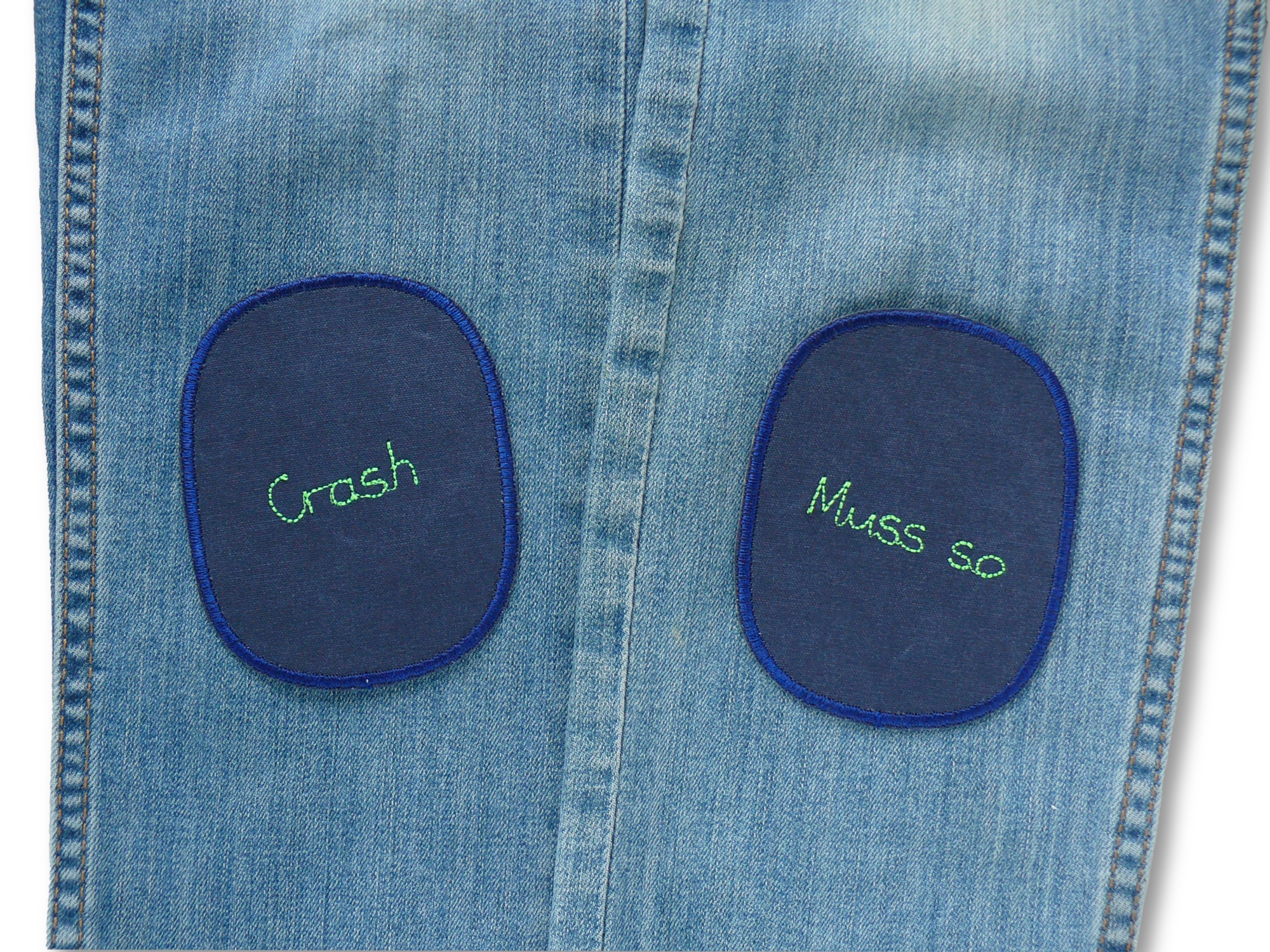 2 Statement-Knieflicken Crash Muss so 8 x 10 cm Paar, dunkelblauer Baumwollcanvas mit neongrüner Schrift, ovale Bügelflicken handmade Berlin Piratenbande