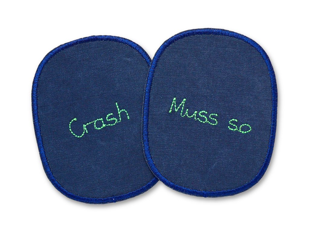 2 Knieflicken Crash und Muss so, 8 x 10 cm – neongrüner Schriftzug auf dunkelblauem Baumwollcanvas, Statement-Knieflicken handmade Berlin