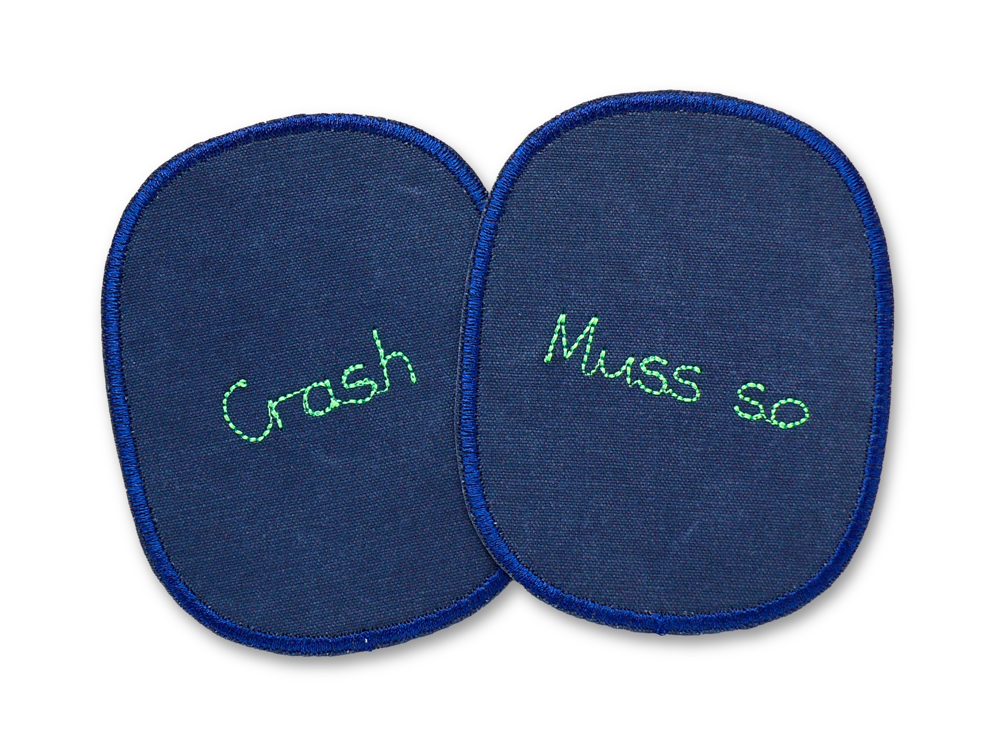 2 Knieflicken Crash und Muss so, 8 x 10 cm – neongrüner Schriftzug auf dunkelblauem Baumwollcanvas, Statement-Knieflicken handmade Berlin