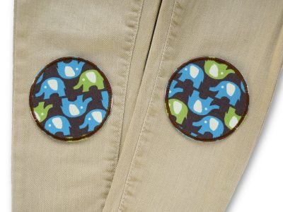 Elefanten-Bügelflicken auf auf Kinderjeans aufgebügelt, brauner Baumwollcanvas Ø 8 cm mit blauen und grünen Elefanten, Hosenflicken Deko-Aufnäher handmade Berlin Piratenbande