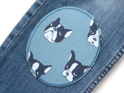 Bulldoggen-Knieflicken auf Kinderhose aufgebügelt, grauer Baumwollcanvas 10 x 12 cm mit Bulldoggen-Motiv, XL Bügelflicken für Kinderhosen Piratenbande Berlin