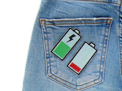 Akku Bügelpatch auf Jeanshose aufgebügelt, hellblauer Jeansstoff 6,5 x 3 cm mit Ladestandsanzeige gestickt, Batterie-Aufnäher handmade Berlin