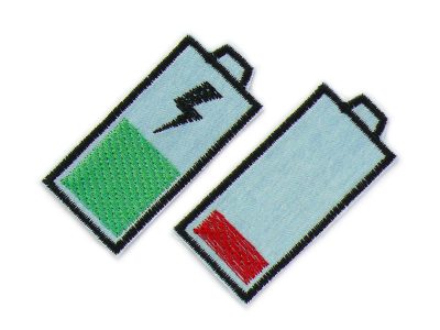 2 Akku Batterie Bügelpatches aus hellblauem Jeansstoff mit gestickter Ladestandsanzeige, jeweils 6,5 x 3 cm, Batterie-Aufnäher 2er Set zum Aufbügeln handmade Berlin