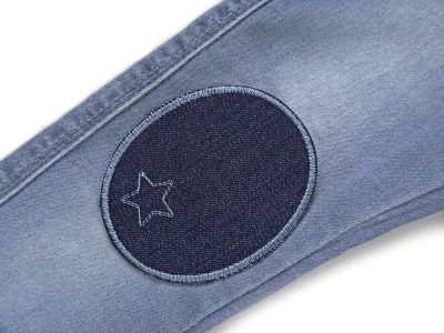 Anthrazit-Jeansflicken mit gesticktem Stern auf Kinderhose aufgebügelt, 8 x 10 cm, dezente Knieflicken Hosenflicken Kinderhosen reparieren Piratenbande Berlin