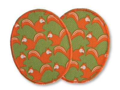 2 Eichhörnchen-Knieflicken aus hellgrünem Baumwollcanvas mit orangefarbenen Eichhörnchen Allover-Muster, jeweils 8 x 10 cm, ovale Bügelflicken für Kinderhosen handmade Berlin