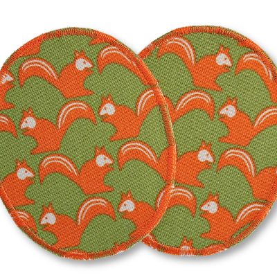 2 Eichhörnchen-Knieflicken aus hellgrünem Baumwollcanvas mit orangefarbenen Eichhörnchen Allover-Muster, jeweils 8 x 10 cm, ovale Bügelflicken für Kinderhosen handmade Berlin
