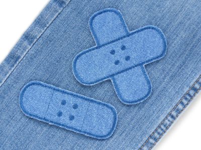 Mittelblauе Hosenpflaster auf Jeanshose aufgebügelt, Kreuzpflaster 8,5 x 8,5 cm und Einzelpflaster 8,5 x 3 cm aus mittelblauem Jeansstoff, Bügelflicken Kinderhosen reparieren handmade Berlin Piratenbande