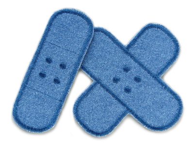 Zwei Pflaster-Jeansflicken aus mittelblauem Jeansstoff in zwei Größen, Pflasterkreuz 8,5 x 8,5 cm und Einzelpflaster 8,5 x 3 cm, zum Aufbügeln auf Jeans, Bügelflicken für Jeanshosen, handmade Berlin Piratenbande