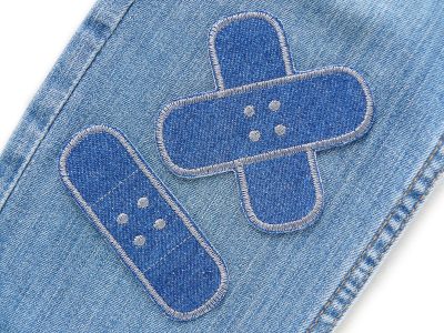 Graue Hosenpflaster auf Jeans oder Kinderhose aufgebügelt, dunkelblauer Jeansstoff 8,5 x 8,5 cm und 8,5 x 3 cm mit grauer Umrandung, Pflasterflicken Kinderhosen reparieren handmade Berlin Piratenbande