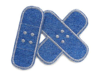 2 Jeansflicken als Hosenpflaster in blau und grau, Hosenflicken zum aufbügeln für Kinder und Erwachsene – Kreuzpflaster 8,5 x 8,5 cm und Einzelpflaster 8,5 x 3 cm aus dunkelblauem Jeansstoff mit grauer Umrandung, handmade Berlin