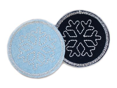 Glitzer Schneeflocke Bügelpatch in 2 Farben: hellblauer Jeansstoff und nachtblauer Baumwollstoff, jeweils mit silbernem Metallic-Garn gestickt, Ø 5 cm, Aufnäher handmade Berlin