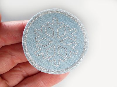 Hellblauer Schneeflocken-Bügelpatch aus Jeansstoff mit silbernem Glitzer-Metallic-Garn, Ø 5 cm, runder Aufnäher zum Aufbügeln, Piratenbande Berlin