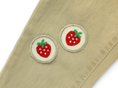 Erdbeere Mini Patches auf Kinderhose aufgebügelt, naturfarbener Jeansstoff Ø 4 cm mit gestickter roter Erdbeere, Mini-Bügelflicken handmade Berlin Piratenbande