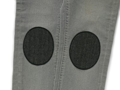 Zwei ovale Knieflicken aus schwarzem Jeansstoff, in zwei Größen erhältlich (8 x 10 cm und 10 x 12 cm), einfarbige Bügelflicken zum Aufbügeln auf schwarze Hosen und Jeans, handmade Berlin