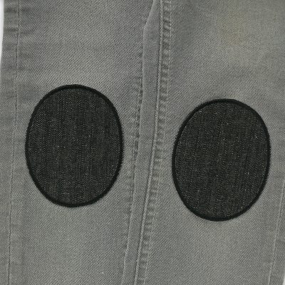 Zwei ovale Knieflicken aus schwarzem Jeansstoff, in zwei Größen erhältlich (8 x 10 cm und 10 x 12 cm), einfarbige Bügelflicken zum Aufbügeln auf schwarze Hosen und Jeans, handmade Berlin