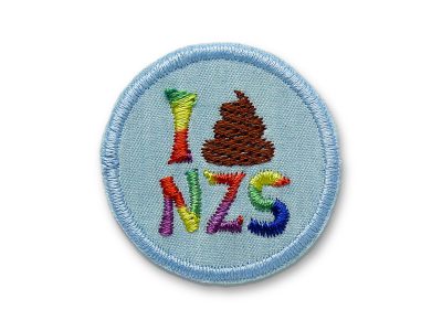 Patch zum aufbügeln I-shit-Nzs, Statement Bügelflicken gegen Rechts und für Demokratie, Durchmesser 4,5 cm, gestickt in Regenbogen-Farben auf hellblauen Jeansstoff, Handmade in Berlin