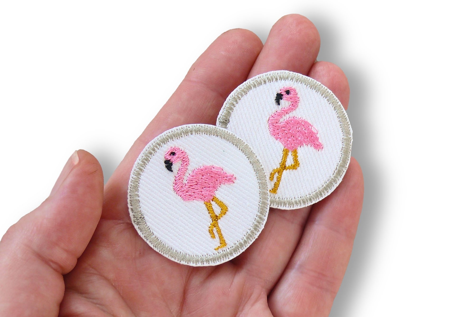 Nahaufnahme 2 Flamingo Mini Patches Ø 4 cm, weißer Jeansstoff mit rosa gesticktem Flamingo, Mini-Bügelflicken handmade Berlin Piratenbande