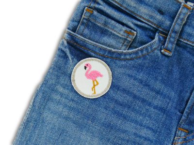 Flamingo Mini Patch Ø 4 cm auf Jeans aufgebügelt, weißer Jeansstoff mit rosa Flamingo, Flamingo-Aufnäher handmade Berlin