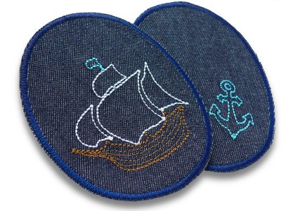 Nahaufnahme Piraten-Knieflicken zum aufbügeln, dunkelblauer Jeansstoff 8 x 10 cm mit gesticktem Piratenschiff und Anker, Hosenflicken Kinderhosen reparieren Piratenbande Berlin