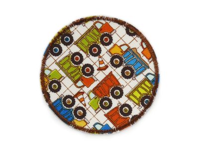 Hosenflicken Laster, Bügelflicken mit bunten LKW für Kinder – LKW Hosenflicken Ø 8 cm heller Baumwollstoff mit bunten Lastern und brauner Garnumrandung, Unikat handmade Berlin