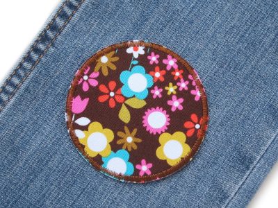 Blümchen braun Bügelflicken Ø 7 cm auf Jeans oder Kinderhose aufgebügelt, Baumwollstoff mit bunten Blüten auf Braun, Knieflicken handmade Berlin Piratenbande