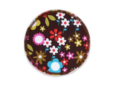 runder Hosenflicken mit vielen bunten Blumen, Bügelflicken mit Blüten auf braun – Blümchen braun Hosenflicken Ø 7 cm Baumwollstoff mit bunten Blüten auf braunem Retro-Muster, Knieflicken handmade Berlin