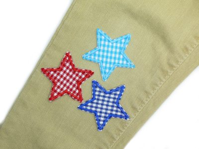 Vichy Stern-Patches auf Kinderhose aufgebügelt, Baumwollstoff 5 x 5 cm, Mini-Bügelflicken rot hellblau blau Kinderhosen reparieren handmade Berlin