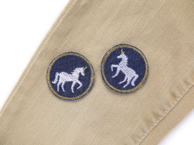 Glitzer-Einhorn Mini-Patch auf Hose, dunkelblaue Jeans-Aufnäher Ø 4 cm mit weißem Einhorn und Glitzer, Mini-Bügelflicken handmade Berlin