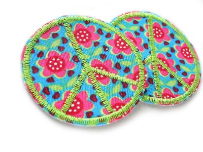 Nahaufnahme Peace Patch Bügelbild Blumen, Ø 5 cm geblümter Baumwollstoff mit gesticktem Peace-Symbol, Peace-Bügelflicken handmade Berlin