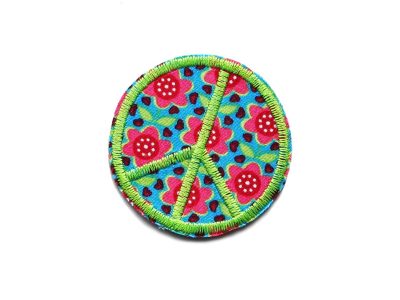 gestickter Peace Patch zum aufbügeln mit kleinen Blumen – Peace Bügelpatch Ø 5 cm aus geblümtem Baumwollstoff mit gesticktem Peace-Symbol, Bügelflicken handmade Berlin