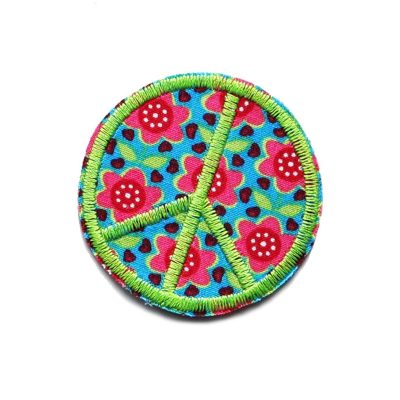 gestickter Peace Patch zum aufbügeln mit kleinen Blumen
