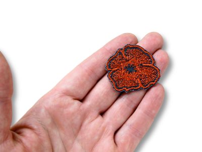 Detailaufnahme Mohnblume Patch 3,5 x 4 cm auf dunkelblauem Jeansstoff, gestickter Aufnäher rote Mohnblüte handmade Berlin