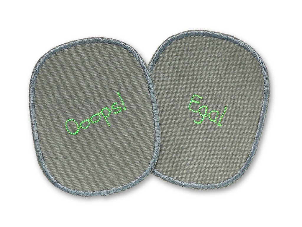 2 Knieflicken Ooops und Egal, 8 x 10 cm – neongrüner Schriftzug auf grauem Baumwollcanvas, Statement-Knieflicken handmade Berlin