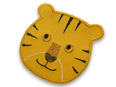 Nahaufnahme Tiger Knieflicken aus gelbem Baumwollcanvas mit gesticktem Tiger in Schwarz Hellbraun Weiß auf einer Hand, 8,5 x 8 cm, Bügelflicken für Kinderhosen zum Aufbügeln handmade Berlin