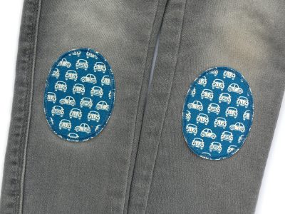 Oldtimer-Knieflicken auf Kinderhose aufgebügelt, blau-petrolfarbener Baumwollcanvas 6 x 8 cm mit hellen Retro-Autos, Bügelflicken Kinderhosen reparieren Piratenbande Berlin