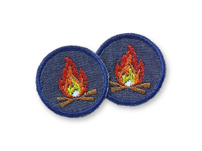 2 Mini Lagerfeuer Bügelpatches aus dunkelblauem Jeansstoff mit gesticktem Feuermotiv in Rot Orange Gelb, jeweils Ø 4 cm, Outdoor-Aufnäher 2er Set handmade Berlin