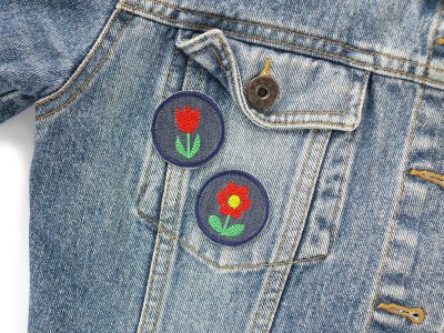 2 Mini Patches Blume Tulpe rot auf Jeansjacke aufgebügelt, dunkelblauer Jeansstoff Ø 4 cm mit roter Blume und Tulpe, Bügelflicken handmade Berlin Piratenbande