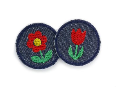 2 Mini Patches zum aufbügeln mit aufgestickter roter Blume und roter Tulpe – Blume & Tulpe Mini-Patches Ø 4 cm auf dunkelblauem Jeansstoff, Mini-Bügelflicken rot handmade Berlin