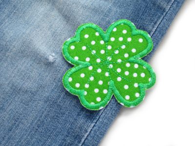 Kleeblatt Aufnäher grün auf Jeans, 6 x 6 cm grüner Baumwollstoff mit gesticktem Kleeblatt und weißen Punkten, Bügelflicken handmade Berlin Piratenbande