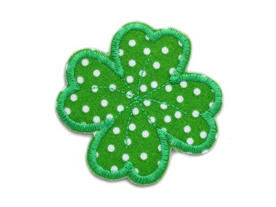 Grüner Kleeblatt-Aufnäher zum aufbügeln - 6 cm - gestickt auf Baumwollstoff, handmade in Berlin, als kleiner Flicken zum Reparieren von Hosenlöchern – Kleeblatt Bügelpatch 6 x 6 cm grüner Baumwollstoff mit weißen Punkten, Glücksklee Bügelflicken handmade Berlin