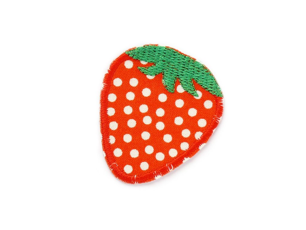 Gestickter Erdbeer-Bügelpatch aus Baumwollstoff in Rot mit weißen Punkten und grünem Blatt, 5,5 x 4,5 cm, zum Aufbügeln auf Jeans und Jacken, handmade Berlin
