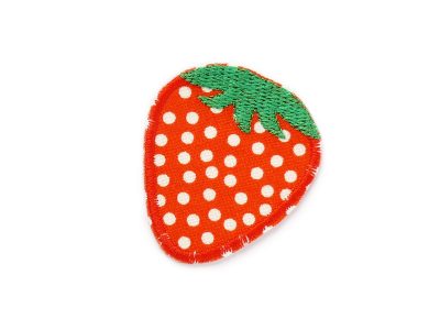 Gestickter Erdbeer-Bügelpatch aus Baumwollstoff in Rot mit weißen Punkten und grünem Blatt, 5,5 x 4,5 cm, zum Aufbügeln auf Jeans und Jacken, handmade Berlin